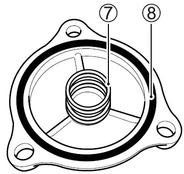 7. Wymień na nowe: filtr oleju (5) oraz o-ring (6). UWAGA Zastosowanie filtra oleju o nieprawidłowej konstrukcji doprowadzić może do uszkodzenia silnika.
