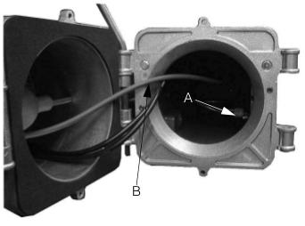 Przy użyciu klucza z łbem gniazdowym 8 mm, przymocować głowicę palnika do kotła za pomocą dostarczonych 4 śrub mocujących M i podkładek.