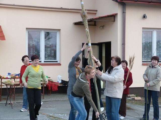 Kolorowe kwiaty na konstrukcji mocnej, to są elementy palmy wielkanocnej.