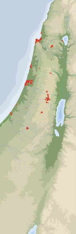 Qumran nad Morzem Martwym miejsce odnalezienia tekstów leżące na południowy wschód od Jerycha (mapa na prawo): widok od strony południowej na system jaskiń oraz jedno z wejść do jaskini.