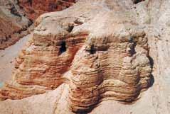 W 1947 roku wydarzyło się coś zdumiewającego, co poruszyło cały świat nauki. Młody chłopiec podczas szukania zgubionej owcy w okolicach Qumran koło Morza Martwego, odkrył wiele jaskiń.