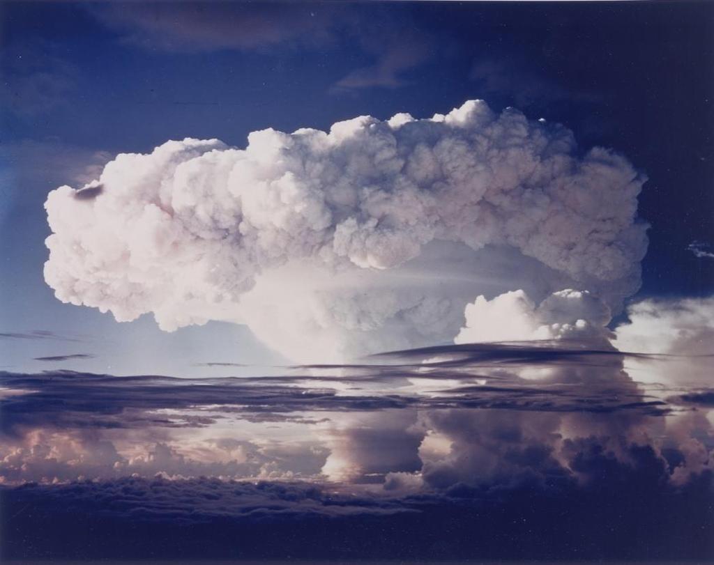 Eksplozja pierwszej bomby termojądrowej Ivy Mike na atolu Einwetok.
