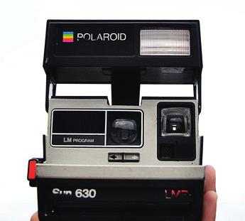 XX wieku popularność tego typu aparatów znacznie malała, ponieważ zostały one wyparte przez współczesne aparaty cyfrowe. Doprowadziło to w 2008 roku firmę Polaroid o wstrzymaniu produkcji aparatów.