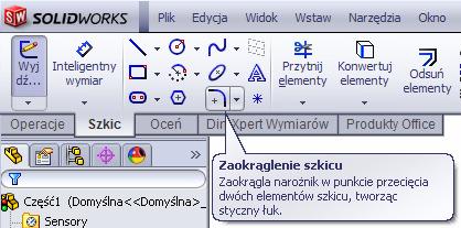 Pomiędzy odcinkiem c i b narysujmy łuk, o promieniu 50 mm. Próba narysowania zwykłego Zaokrąglenia szkicu, rys. 5, będzie nieudana. Odcinki b i c leŝą bowiem w róŝnych płaszczyznach.