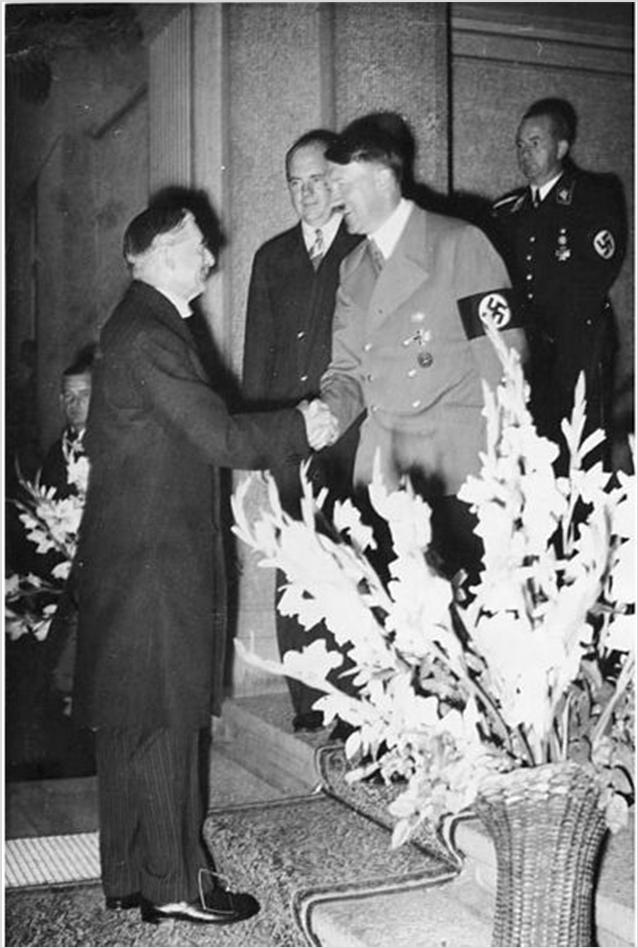 Pacelli (późniejszy papież Pius XII) nie tylko nie "zainicjował" uroczystości imienin Hitlera, ale nigdy się z Hitlerem nie spotkał.