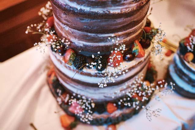 Naked cake - śmietanka Tradycyjny tort biszkoptowy z jasnych biszkoptów.