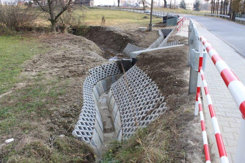 fot. droga K1668 Rabka Skawa - Naprawa po przebudowie AL - Modernizacja połączenia drogowego Pienińskich Parków Narodowych Modernizacja drogi K1638 Krośnica Sromowce Niżne wraz z wykonaniem elementów