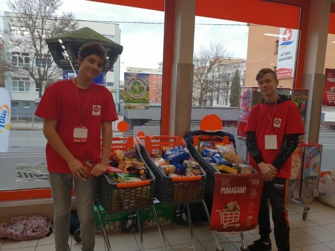 (piątek) i 8.12.2018 (sobota), uczniowie naszej szkoły brali udział w akcji Caritasu Tak pomagam.