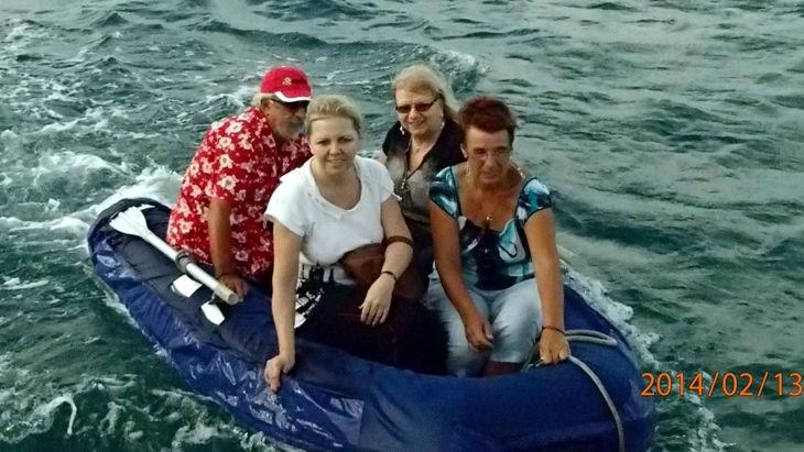 Na szczęści deszcz przestał padać na chwilę i transport nas i naszego bagażu na stojący na bojce katamaran, odbył się na sucho.
