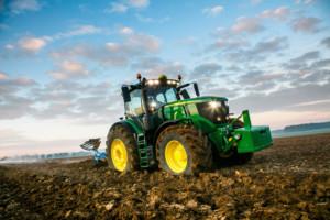 https://www. fot. John Deere Marka John Deere lideruje w Jeleniu (gm. Gniew) zarówno na rynku nowych, jak i używanych ciągników. Jelonki w Jeleniu Wybór ciągnika to poważna decyzja.