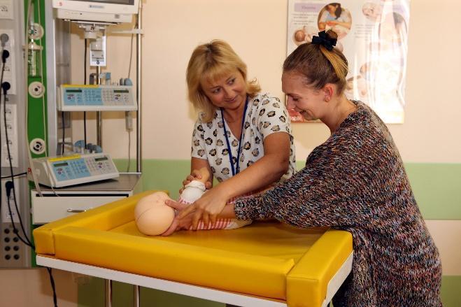 Tymczasem taka pomoc różni się trochę od pomocy maluszkom. Z naturalnych względów, bo noworodek to pacjent maleńki. Ale też inne są standardy.