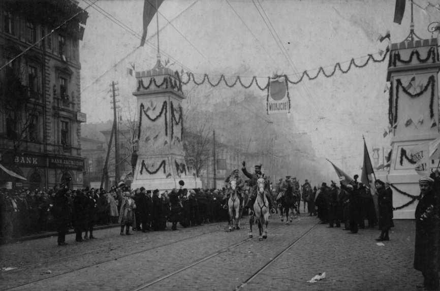 4-6 lipca 1916 Trwa największa bitwa Legionów Polskich. W bitwie przeciw Rosjanom, toczącej się pod Kostiuchnówką na Wołyniu, polskie straty wynoszą ok. 2 tys. poległych lub rannych.