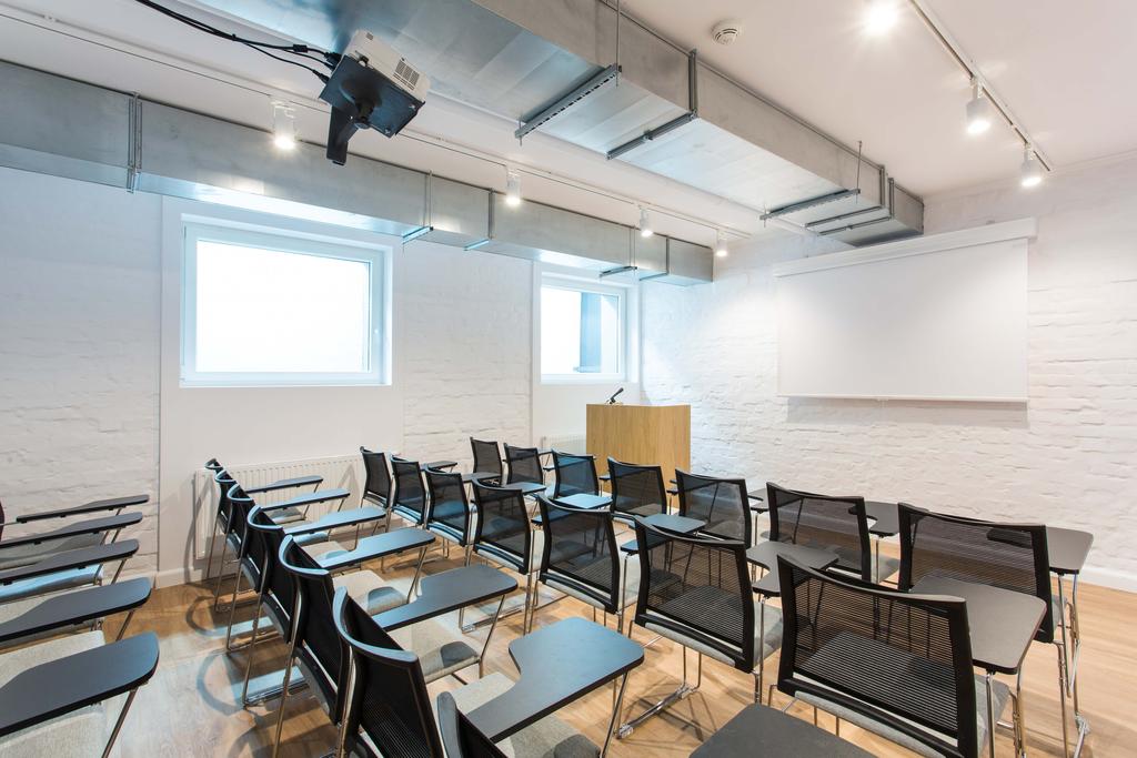 KONFERENCJE Konferencje do 25 osób Do Państwa dyspozycji oddajemy nowoczesną salę konferencyjną o powierzchni 30 m 2.