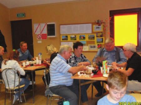 Wszystkich zaproszono na uroczysty obiad a po nim w imieniu organizatorów rozdano na pami¹tkê s³odycze z dedykacj¹.