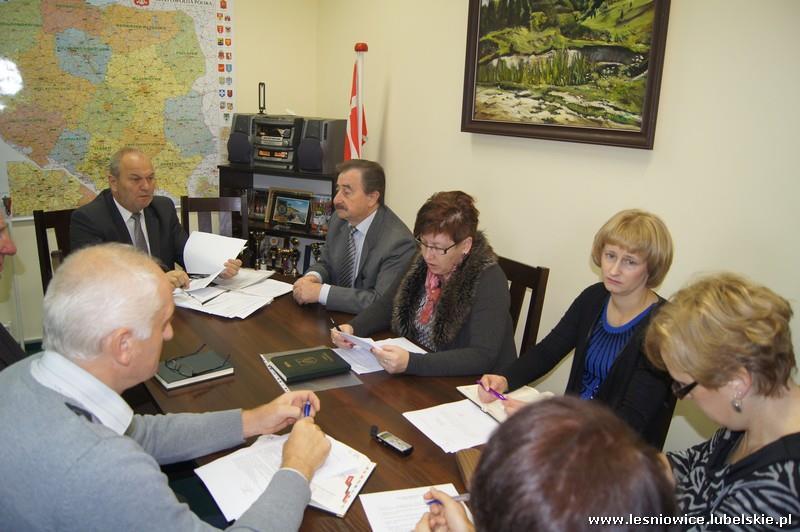 Nr 43 24-30 października 2014 r. Narada kierownictwa urzędu W dniu 24 października 2014 r. w Urzędzie Gminy Leśniowice odbyła się narada kierownictwa.