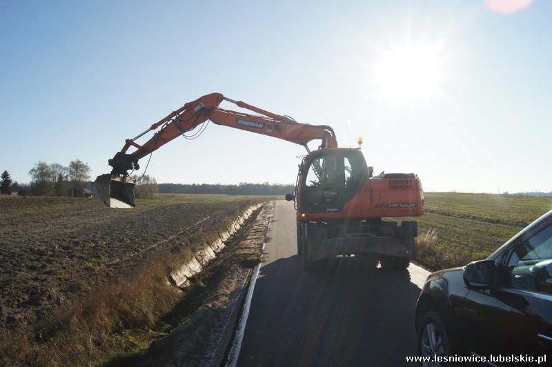 Zakres prac to przygotowanie podłoża pod wierzchnią warstwę asfaltową. W/w prace realizowane są w ramach zadania pn.