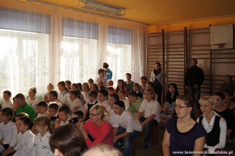 Szkoły Podstawowej w Leśniowicach, nauczyciele, rodzice oraz uczniowie szkoły.