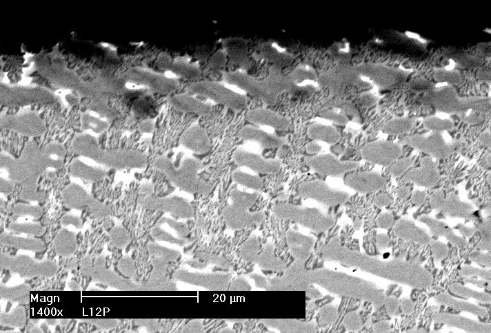 118 PROBLEMY EKSPLOATACJI 1-2006 2. Mikrostruktury Po procesie napawania otrzymane struktury na powierzchni napoiny miały typowy charakter dendrytyczny, kierunkowy (rys. 1a, 3a).