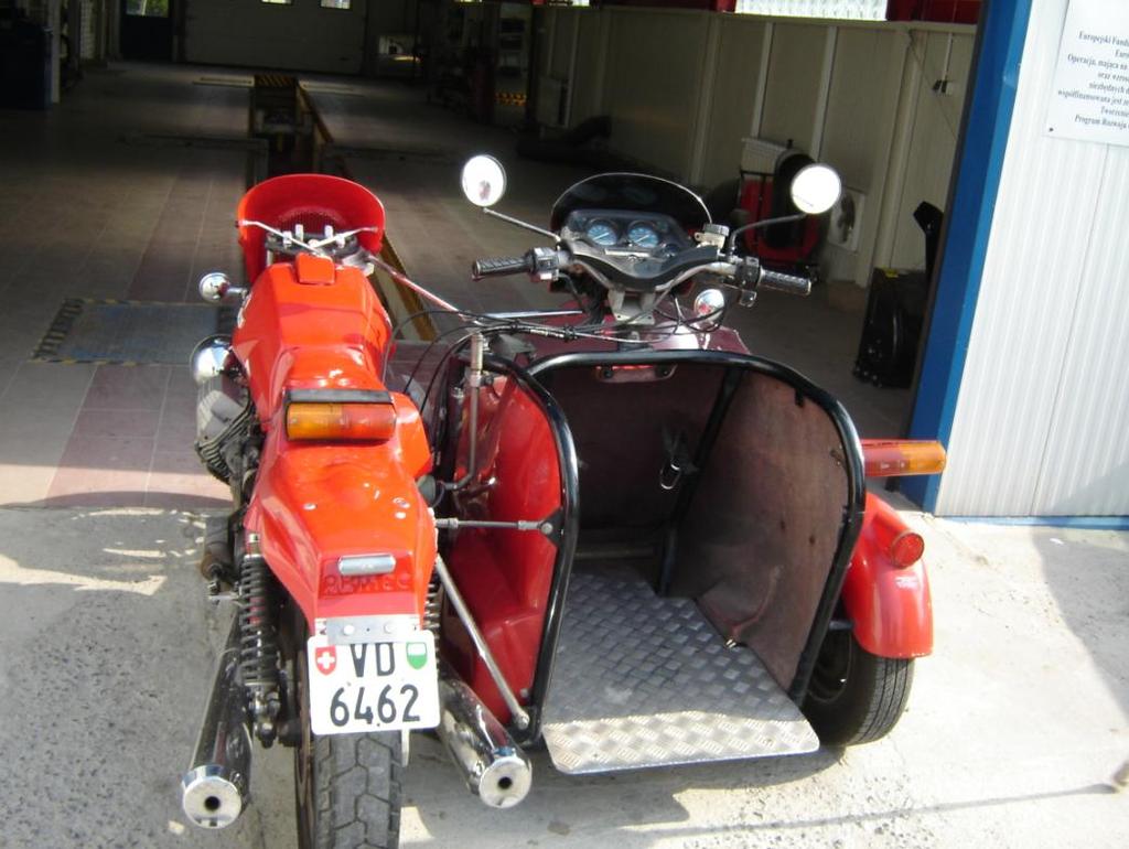 Rys. 3 Przykład zaawansowanej modyfikacji układu kierowniczego motocykla z wózkiem bocznym przystosowany do kierowania przez osobę Badanie techniczne tego typu pojazdu, wymaga szczególnej