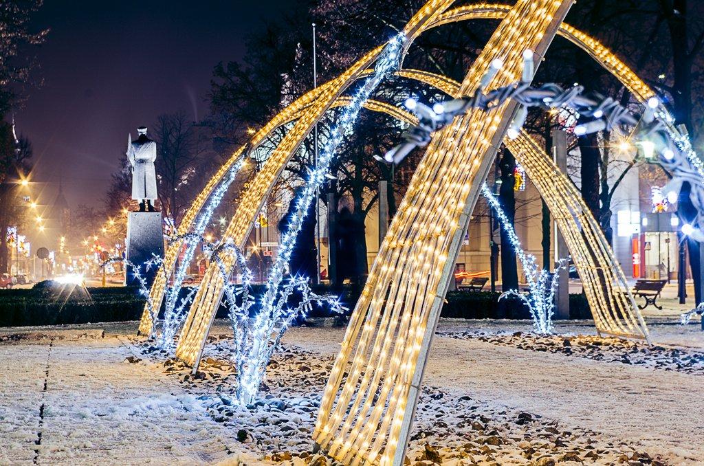 ...i na Dworcowej Monumentalna choinka przy ul. Dworcowej od lat tysiącami migocących światełek radośnie wita kierowców i przechodniów.