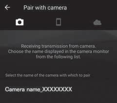 Jeśli nie połączysz się z aparatem stukając Skip (Pomiń) w prawym górnym rogu ekranu po uruchomieniu aplikacji SnapBridge po raz pierwszy, stuknij Pair with camera (Paruj zaparatem) na