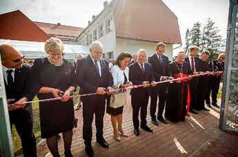 W uroczystym przekazaniu samochodu pogotowia uczestniczyli dyrektor Podhalańskiego Szpitala Specjalistycznego Marek Wierzba, Wójt Gminy Jabłonka Antoni Karlak, Przewodniczący Rady
