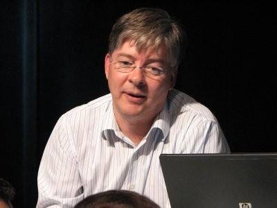 C# jest obiektowym językiem programowania, opracowany został w firmie Microsoft pod koniec lat dziewięćdziesiątych, w zespole kierowanym przez Anders Hejlsberg a (wielce zasłużonego dla powstanie IDE