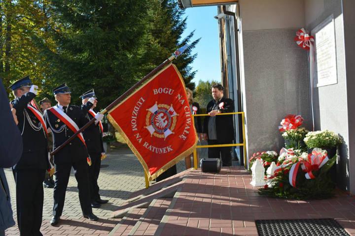 Uroczystość rozpoczęła się od odsłonięcia i poświęcenia tablicy przed budynkiem szkoły.