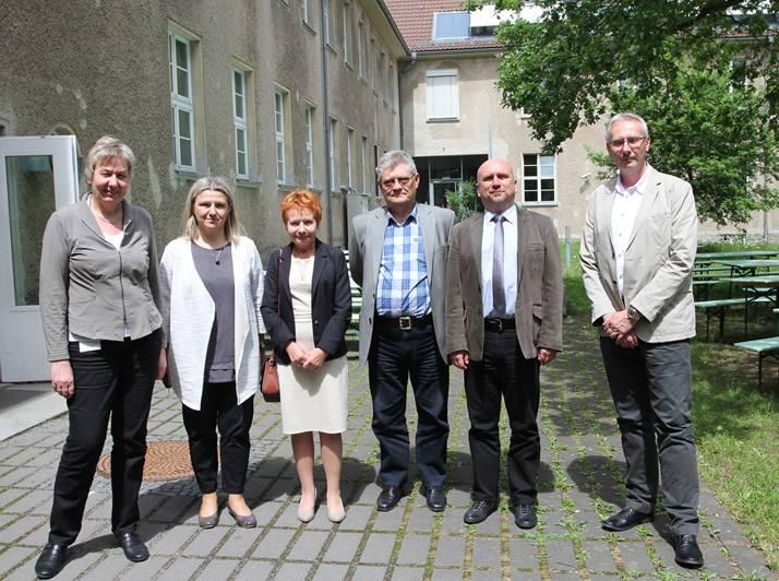 Spotkanie w siedzibie Krajowego Urzędu ds. Archeologii Saksonii w Dreźnie. Od lewej: Regina Smolik (dyrektor Urzędu), Joanna Wojnicz (inspektor ds.