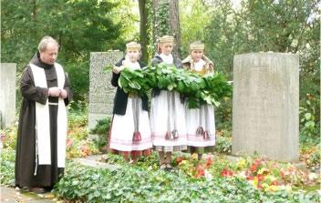 8 Bendruomenės projektai Vienuolis pranciškonas, kunigas Julius Sasnauskas laimina Juozo Ereto šeimos kapą. (Judith Tschirky nuotrauka).