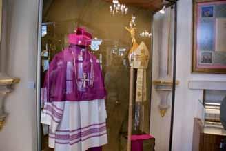 Fot. Katedra Radomska Zgromadzono dawne szaty liturgiczne, bogato iluminowane księgi liturgiczne czy barokowe naczynia liturgiczne.