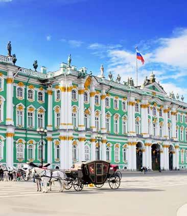 Zwiedzanie Petersburga: wnętrza Pałacu Zimowego, w którym znajduje się Ermitaż.