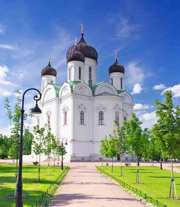 3 DZIEŃ: SANKT PETERSBURG Śniadanie. Zwiedzanie Peterhofu zespół pałacowo-parkowy z fontannami i kaskadami. Plac św. Izaaka, Sobór św. Izaaka, Plac Sztuki, Pomnik Puszkina, Newski Prospekt.