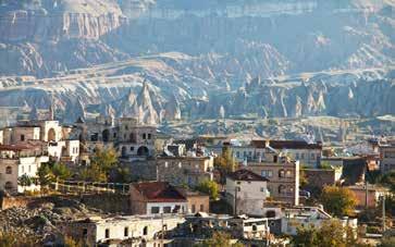 Zwiedzanie Kapadocji krainy o niezwykle ciekawym krajobrazie, którego największą atrakcją są skalne formacje zwane czarodziejskimi kominami : Goreme muzeum Pod Gołym Niebem, kościół św.