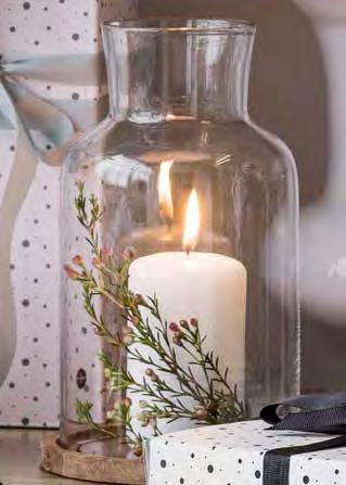 Oval oak świecznik, mały Dąb/Szkło. Świecznik na mniejsze, pionowe świece. Podstawa wykonana z litego drewna dębowego i szklanego talerzyka, na którym bezpośrednio stoi świeca, co ułatwia czyszczenie.