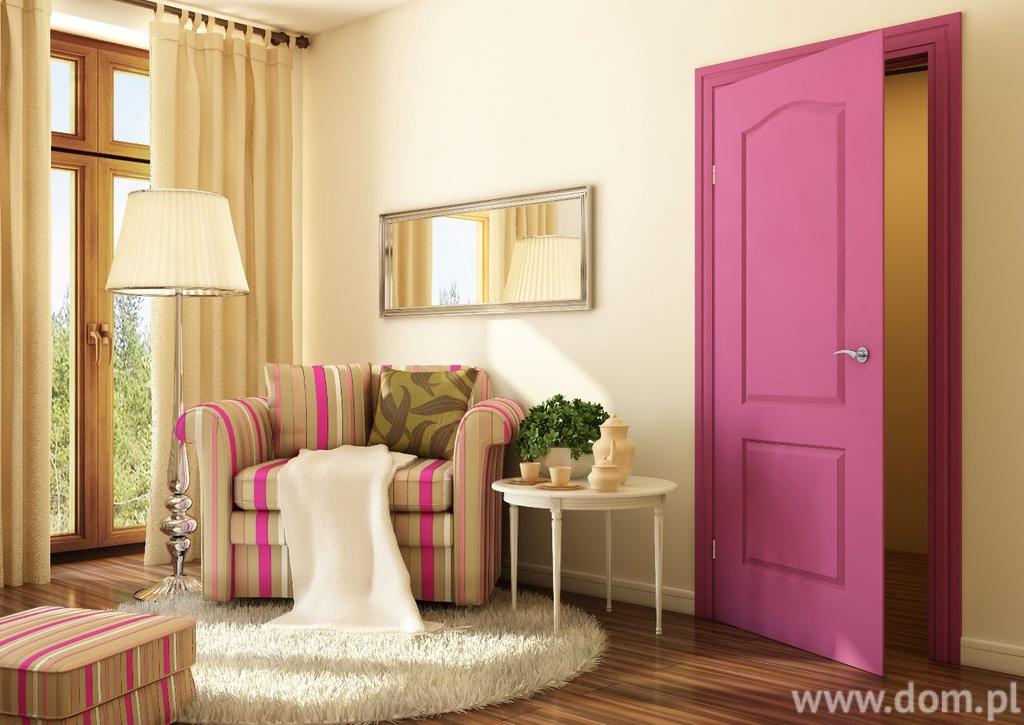 czerwieni. Drzwi w tym samym kolorze co zasłony, sofa czy wykorzystane w aranżacji tkaniny dekoracyjne to zestawienie idealne dla zwolenników harmonii we wnętrzach.