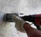 Zwracać należy uwagę, aby nie uszkodzić betonu lub ewentualnej zaprawy naprawczej. Przy badaniu wykonanego wzmocnienia SikaWrap należy oczyścić powierzchnie, aby była wolna od pyłu i smaru.