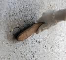 Wiercić ostrożnie w podłożu betonowym lub systemie wzmacniającym na głębokość 15 ±5 mm. Czyszczenie Ostrożnie, bez uszkodzenia rdzenia, wyjąć koronkę.