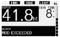 odwrotnych kolorach (białe cyfry na czarnym tle) i pozostaje tak do momentu, aż nurek wynurzy się o 1m/3ft ponad MOD. Sygnał akustyczny emitowany jest przez cały czas również do tego momentu.