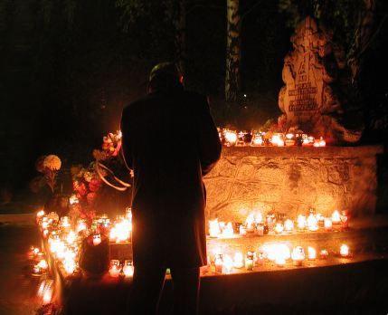 LISTOPAD MODLITWA ZA ZMARŁYCH Parafia p.w. Sw. Moniki W końcu października nasze myślenie kierujemy w stronę tych, którzy odeszli.