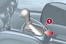 AUTOMATYCZNA SKRZYNIA BIEGÓW Odblokowywanie dźwigni W razie awarii, aby przesunąć dźwignię zmiany biegów z położenia P (Parking), należy: wyłączyć silnik; włączyć