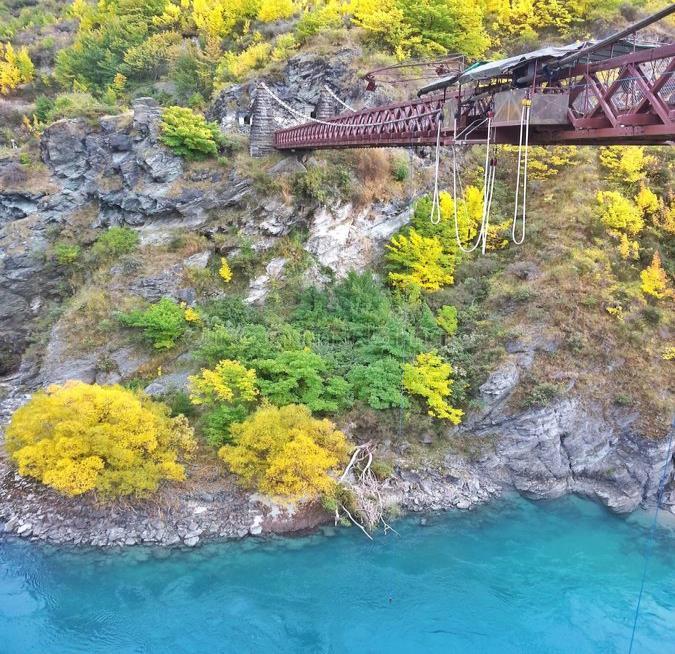 00 - Lunch w lokalnej restauracji - Aktywności: rafting po rzece Shotover, skok na Bungee z Kawarau Bridge, lot