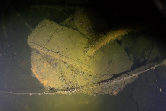 Paćko) Mimo iż nurkowie dokładnie oglądali pokrywy luków (Zdjęcia 10-16), czyli miejsca, w których występuje największe prawdopodobieństwo wycieku paliwa, nie stwierdzono