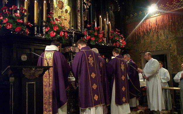 będzie użyta ministrant mikrofonu powinien