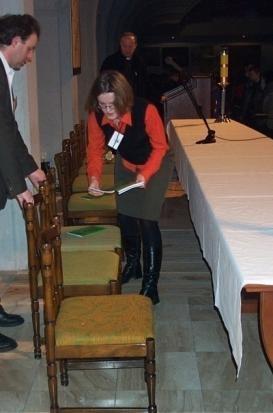 liturgicznej) rozkładają śpiewniki (dla posługujących i na miejscach diakonów dla nich,