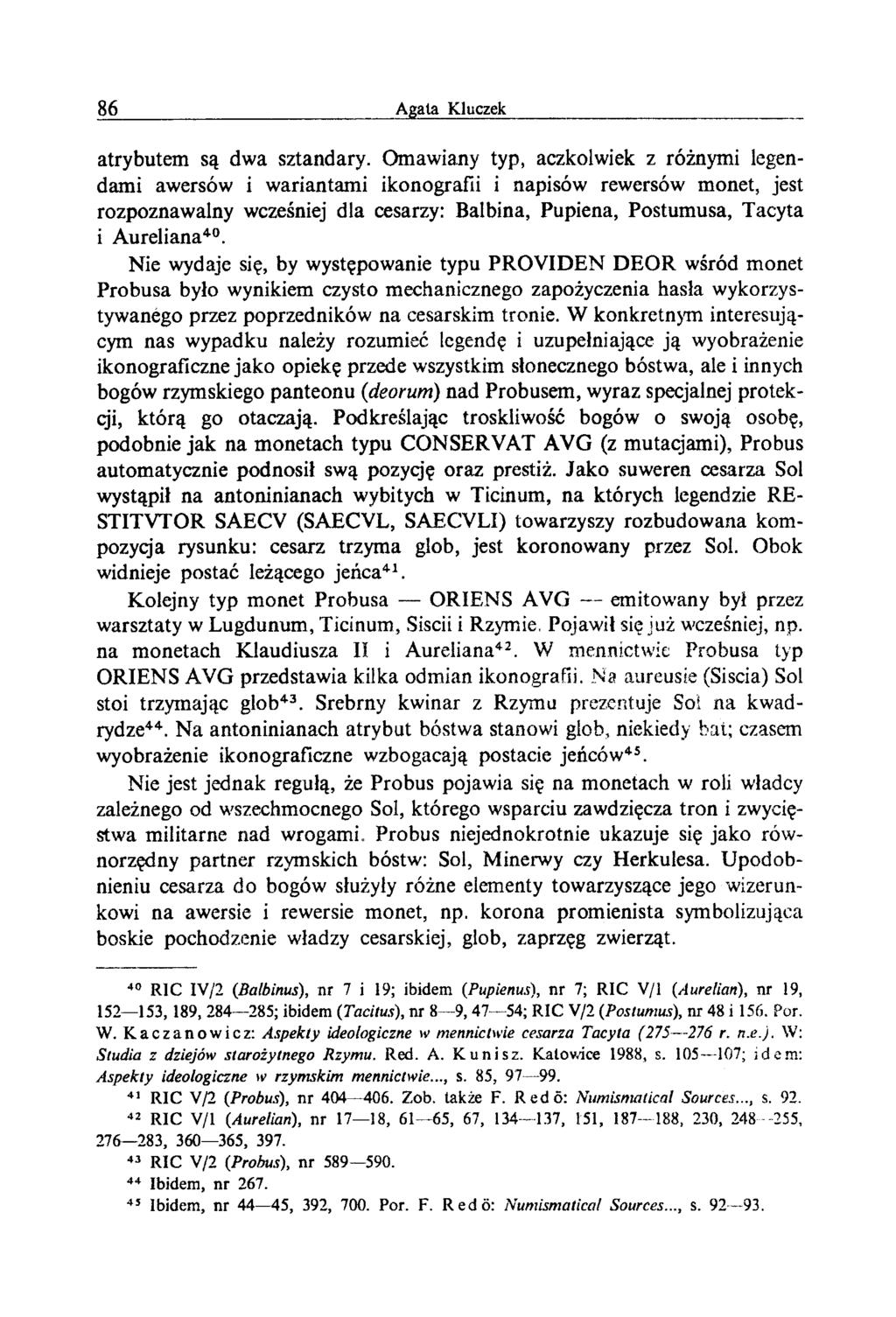 atrybutem są dwa sztandary.