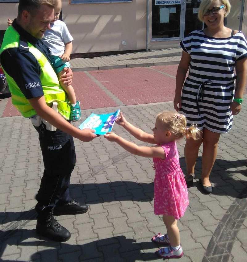 Następnie funkcjonariusz mówił o pracy policjantów, aby dzieci wiedziały, że rolą policjanta jest nie tylko zatrzymywanie przestępców, ale także udzielanie pomocy.