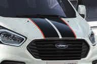 Sport Pokazany model to Tourneo Custom Sport L1 z lakierem zwykłym Frozen White (opcja).