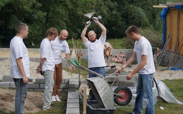 W ramach tej inicjatywy wolontariusze Credit Suisse oraz pracownicy organizacji miejskich prowadzą oraz biorą udział w programach edukacyjnych. Projekt Trash Heroes powstał latem 2015 roku.