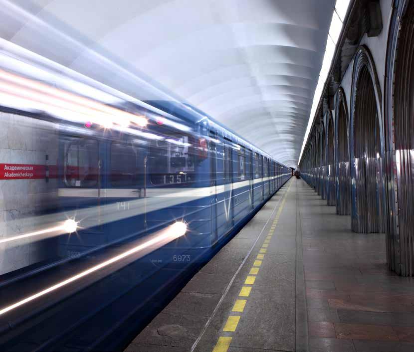 Metro w Petersburgu na pięknych stacjach zabytkowej linii metra wybudowanej częściowo pod rzeką Newą, systemy klimatyzacji i